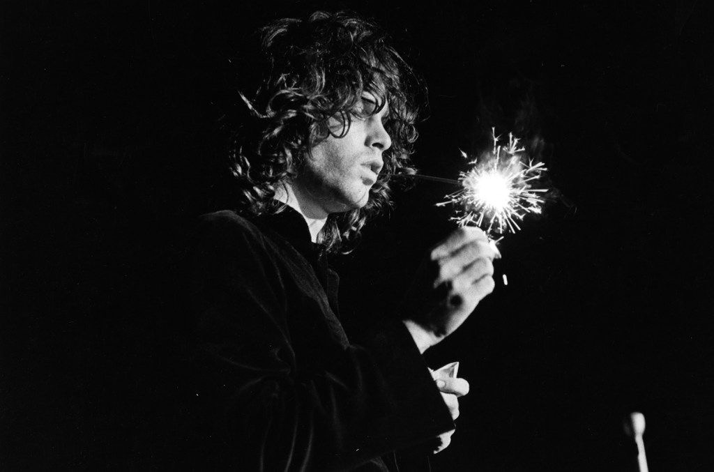  Jim Morrison ve Yaratıcı Yabancılaşma: İnsanlar Gerçekten “Strange” Mi? 